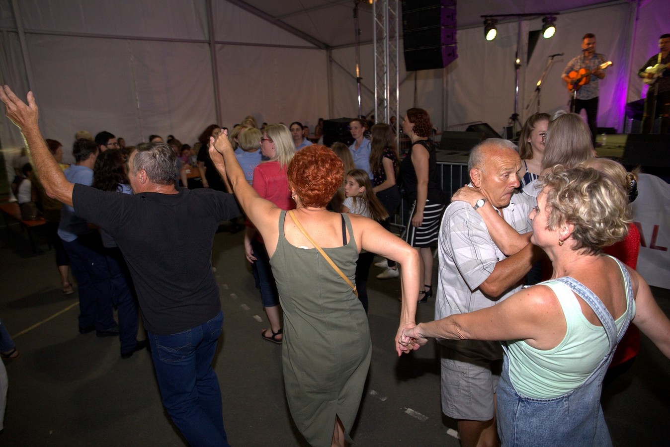 Mejaši rasplesali brojnu publiku u Palovcu