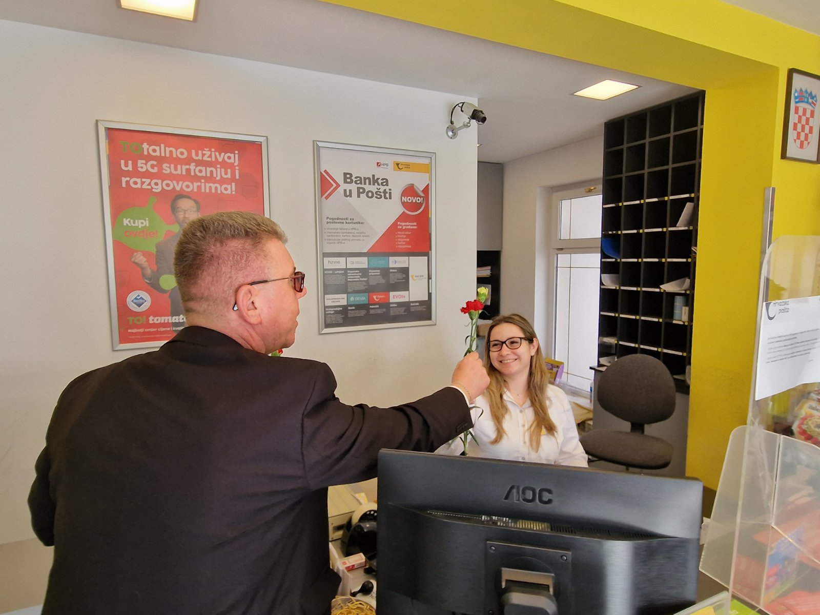 Gradonačelnik Dražen Srpak darivao žene na njihovim radnim mjestima
