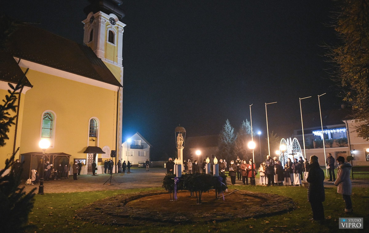 Prva svijeća, svijeća nade, upaljena na adventskom vijencu u Prelogu