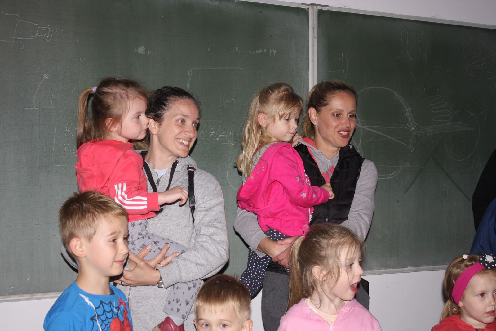 Stotinjak djece u Savskoj Vesi teleskopima promatralo Mjesec