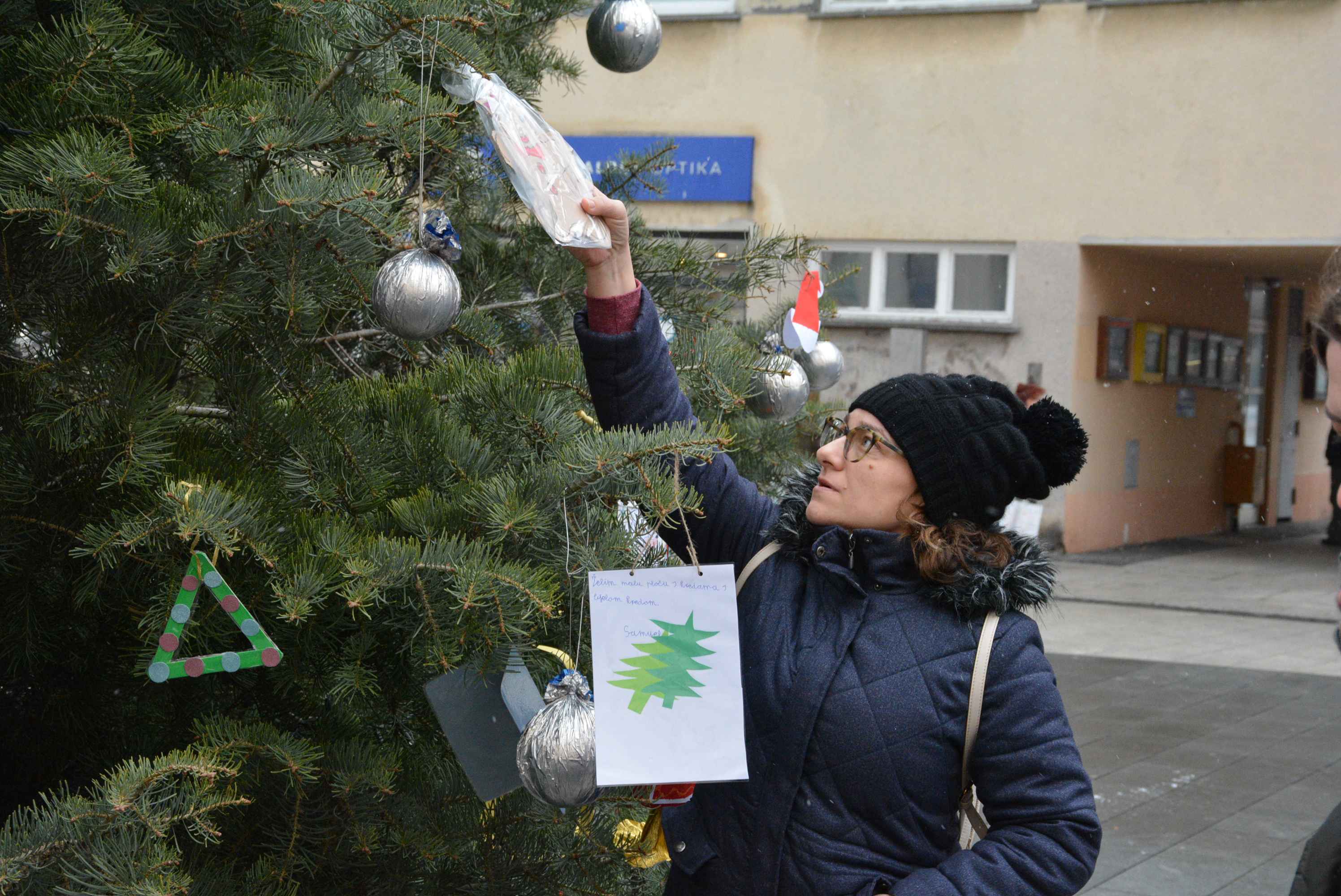 FOTO/VIDEO Zabundani veliki i mali unatoč gustom snijegu i hladnoći proveli prijepodne u veselom raspoloženju