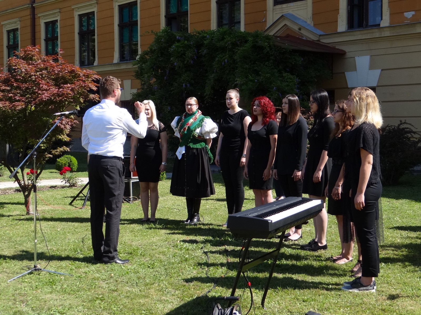 Ispred Učiteljskog fakulteta postavljena glazbena klupa posvećena međimurskoj popevki