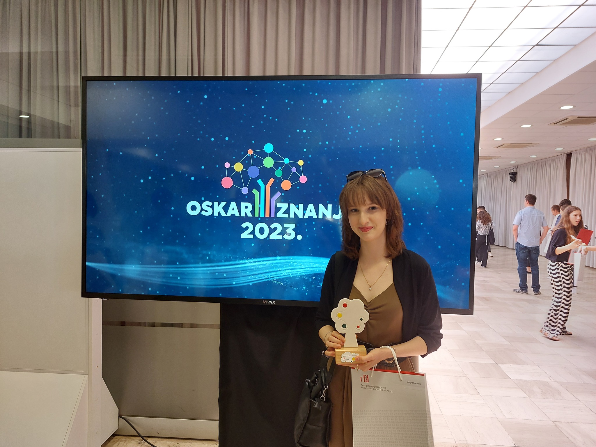 IZNIMNI REZULTAT Gimnazijalka Marijela Drvoderić osvojila Oskar znanja, najveću državnu nagradu IZNIMNI REZULTAT Gimnazijalka Marijela Drvoderić osvojila Oskar znanja, najveću državnu nagradu