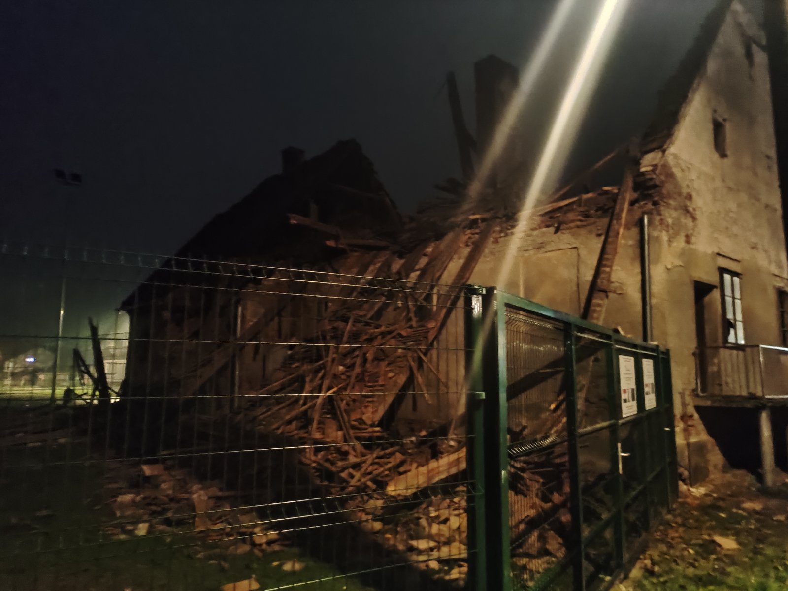 KOTORIBA Srušio se dio krovišta zgrade starog vrtića, apel mještanima da se ne približavaju zgradi