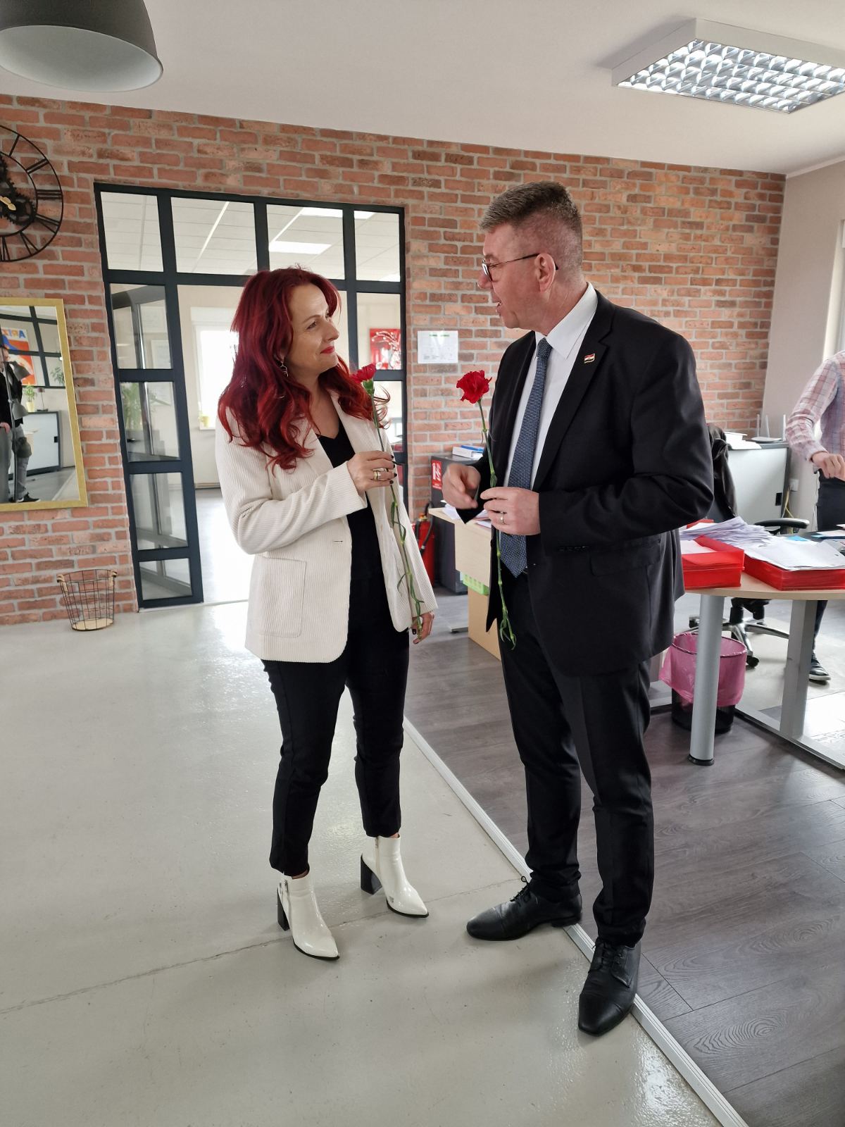Gradonačelnik Dražen Srpak darivao žene na njihovim radnim mjestima