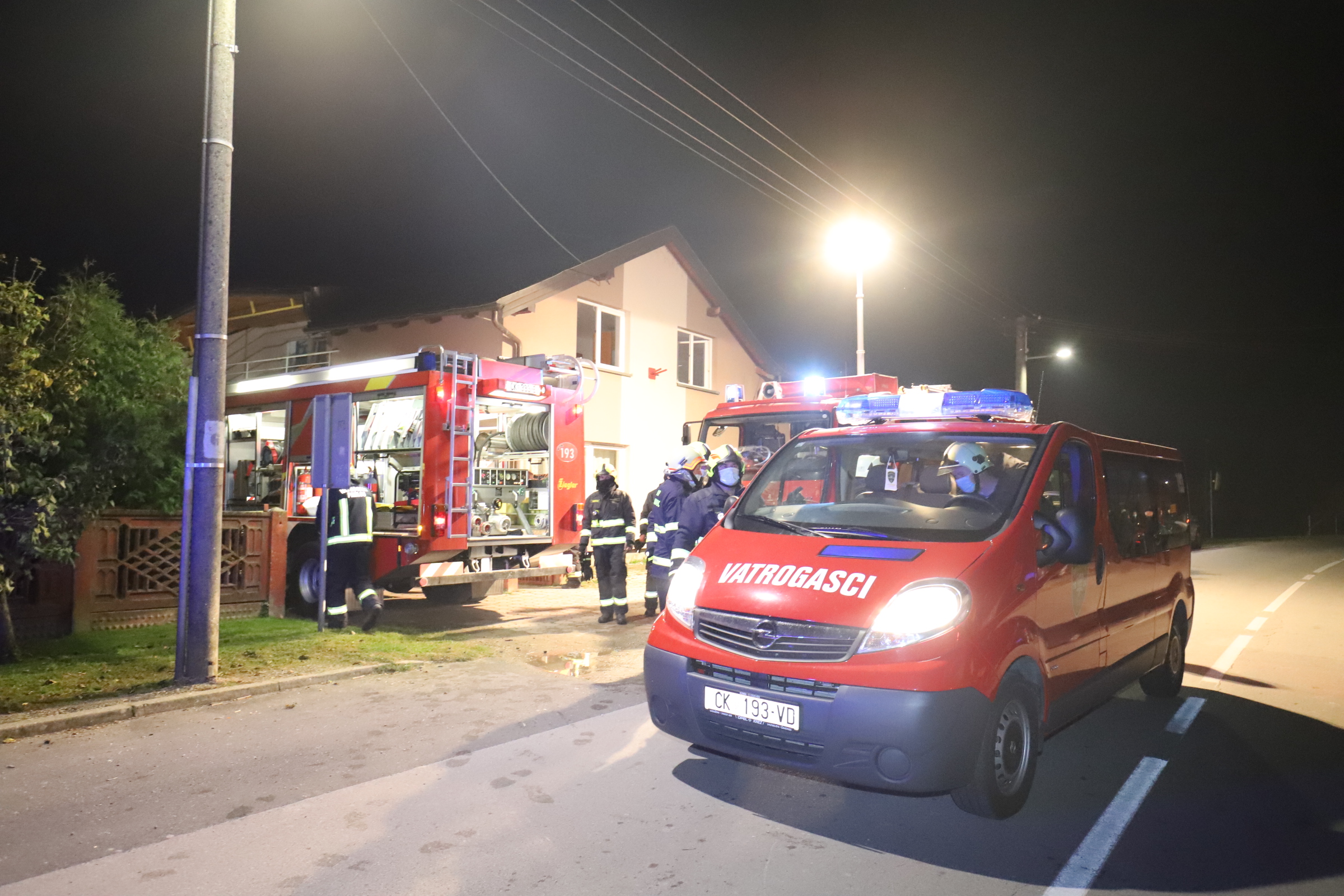 Požar staračkog doma u Otoku: Vatrogasci evakuirali 17 štićenika!