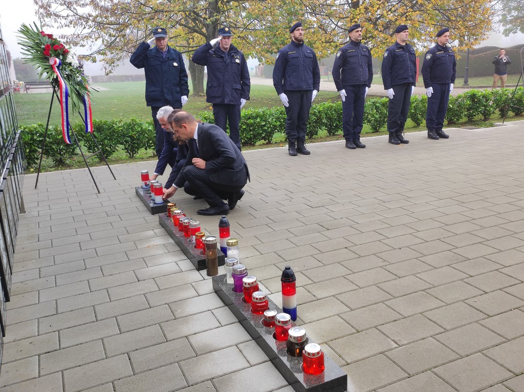 Polaganje vijenaca i paljenje svijeća uz blagdan Svih svetih