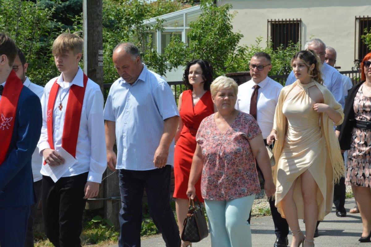 FOTO Donja Dubrava: 13 mladih župljana primilo sakrament Svete potvrde