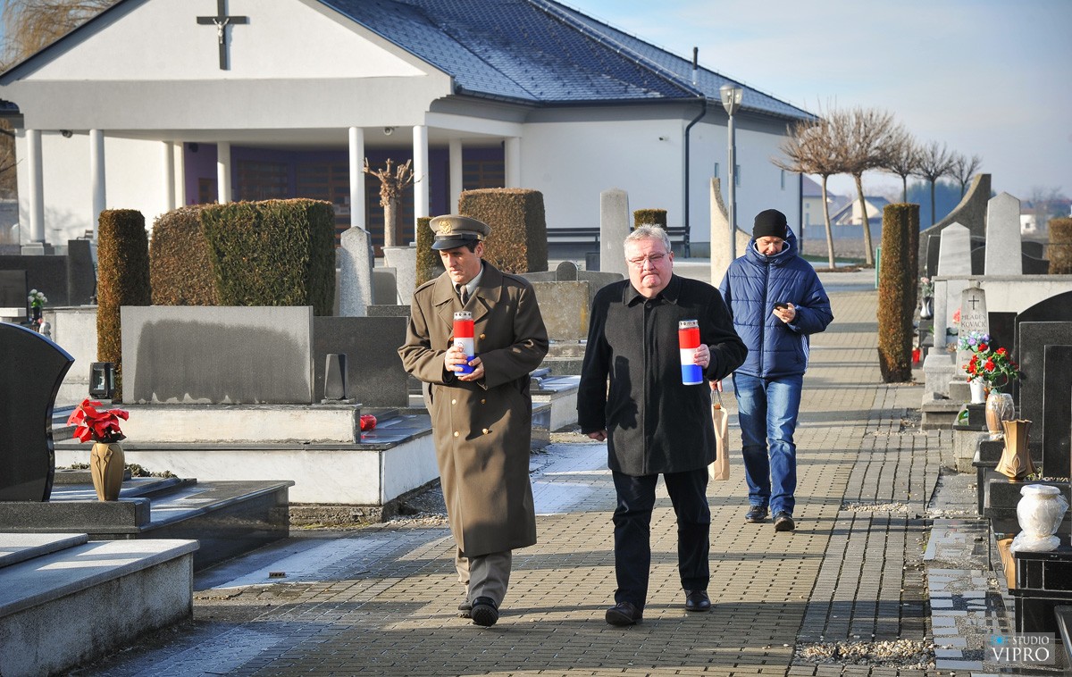 VJEČNA MU SLAVA Paljenjem svijeća obilježeno sjećanje na branitelja Božidara Horvata