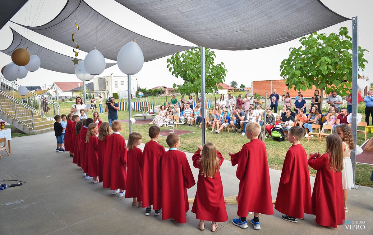 VIDEO I FOTO Završnom svečanošću mali ‘Zmajići’ oprostili se od vrtićkih dana u DV Vesela Loptica VIDEO I FOTO Završnom svečanošću mali ‘Zmajići’ oprostili se od vrtićkih dana u DV Vesela Loptica