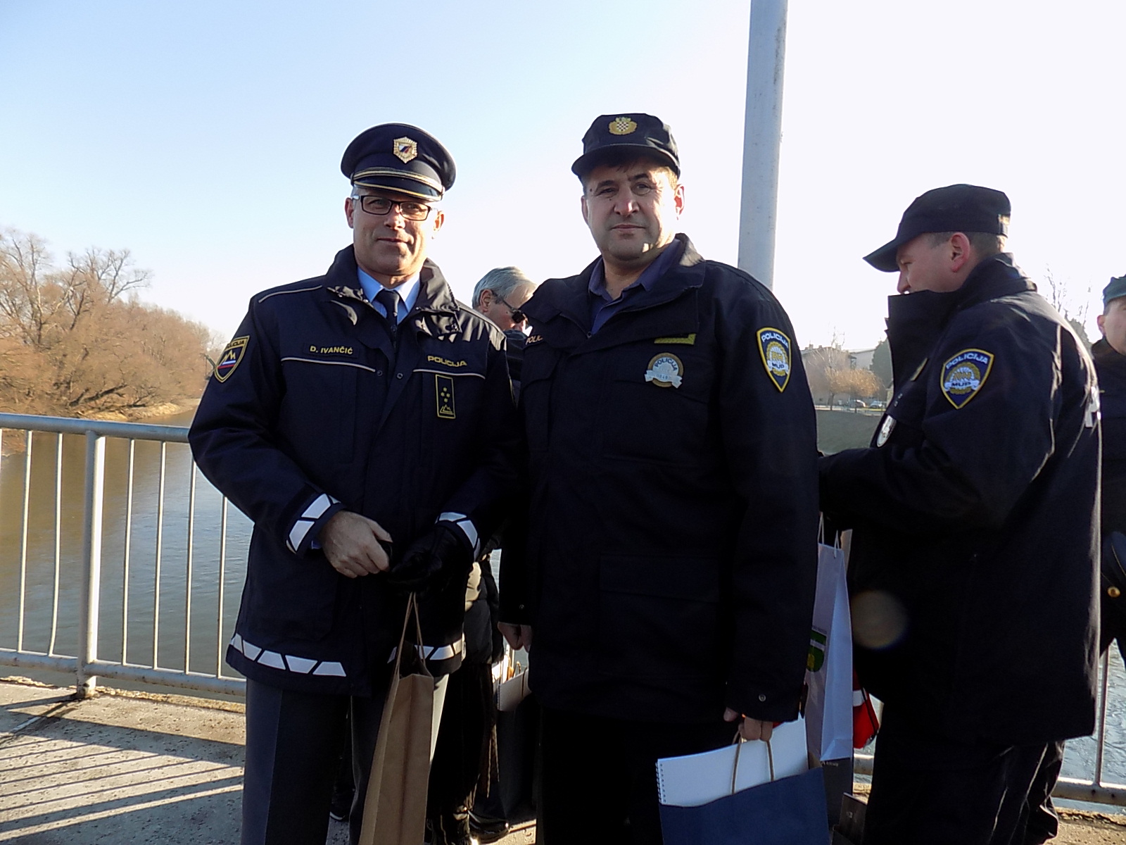 FOTO Tradicionalni susret hrvatske i slovenske policije na mostu preko rijeke Mure