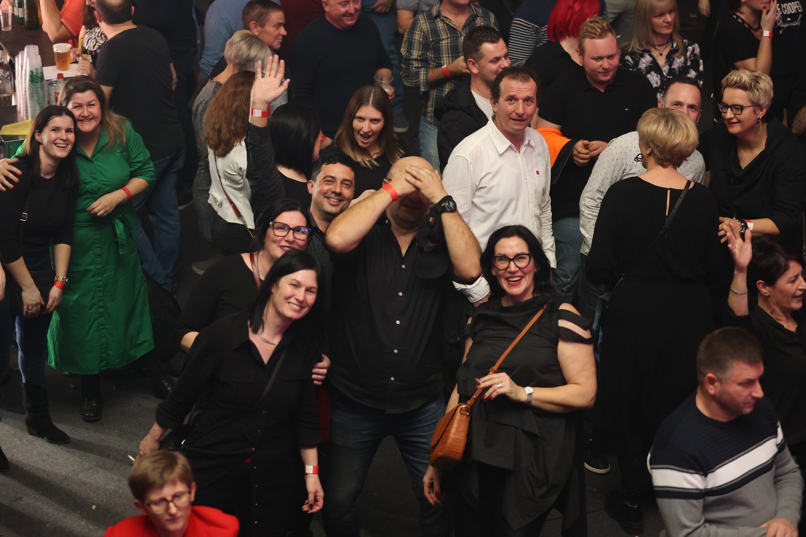 KONCERT U ČAKOVCU Haris Džinović svojim hitovima rasplesao i raspjevao publiku