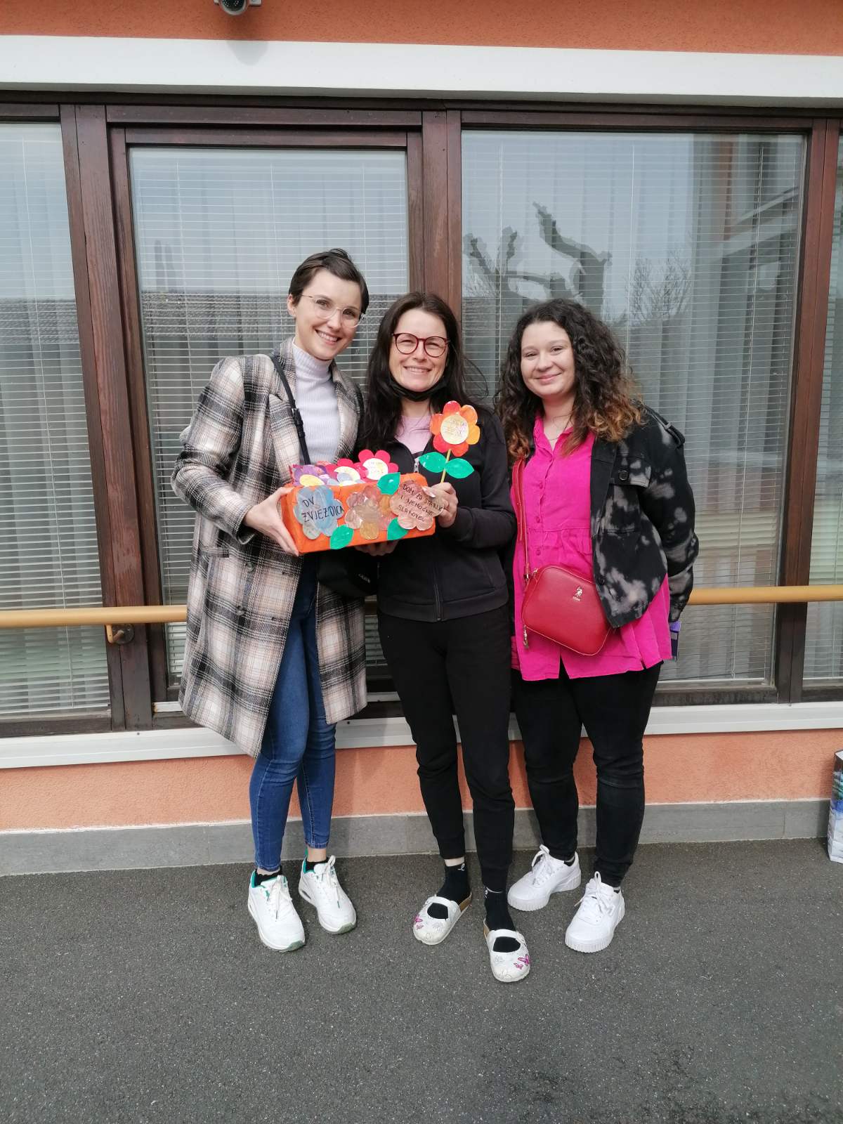 Mališani iz vrtića Zvončić Nedelišće izradili cvjetiće pa razveselili starije i nemoćne Mališani iz vrtića Zvončić Nedelišće izradili cvjetiće pa razveselili starije i nemoćne