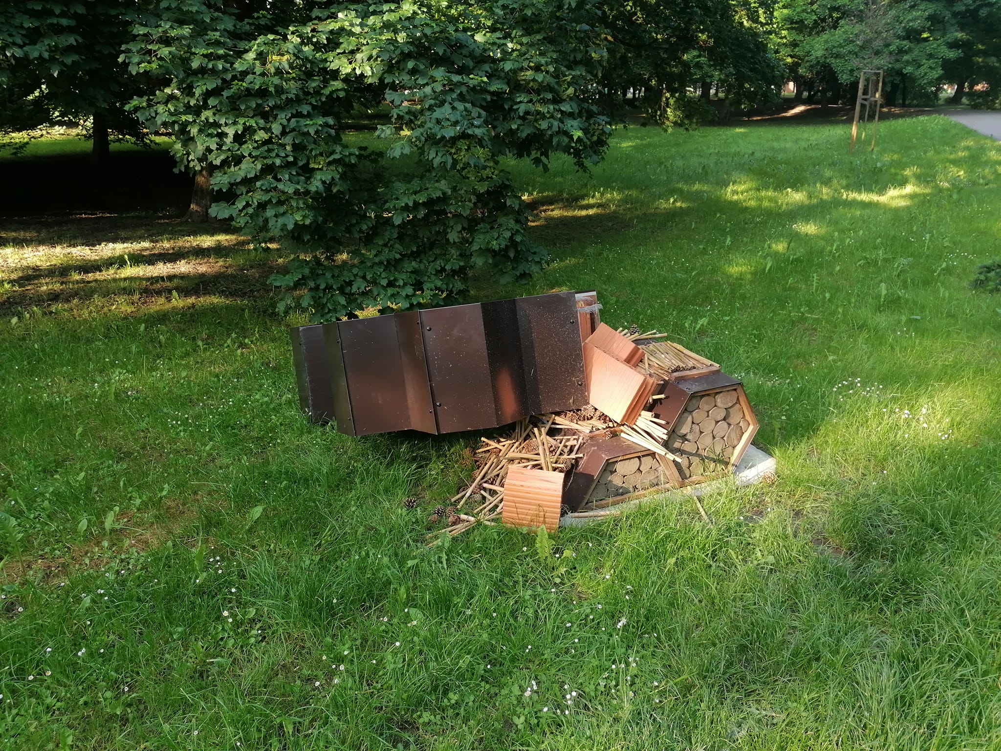 Uništen hotel za kukce