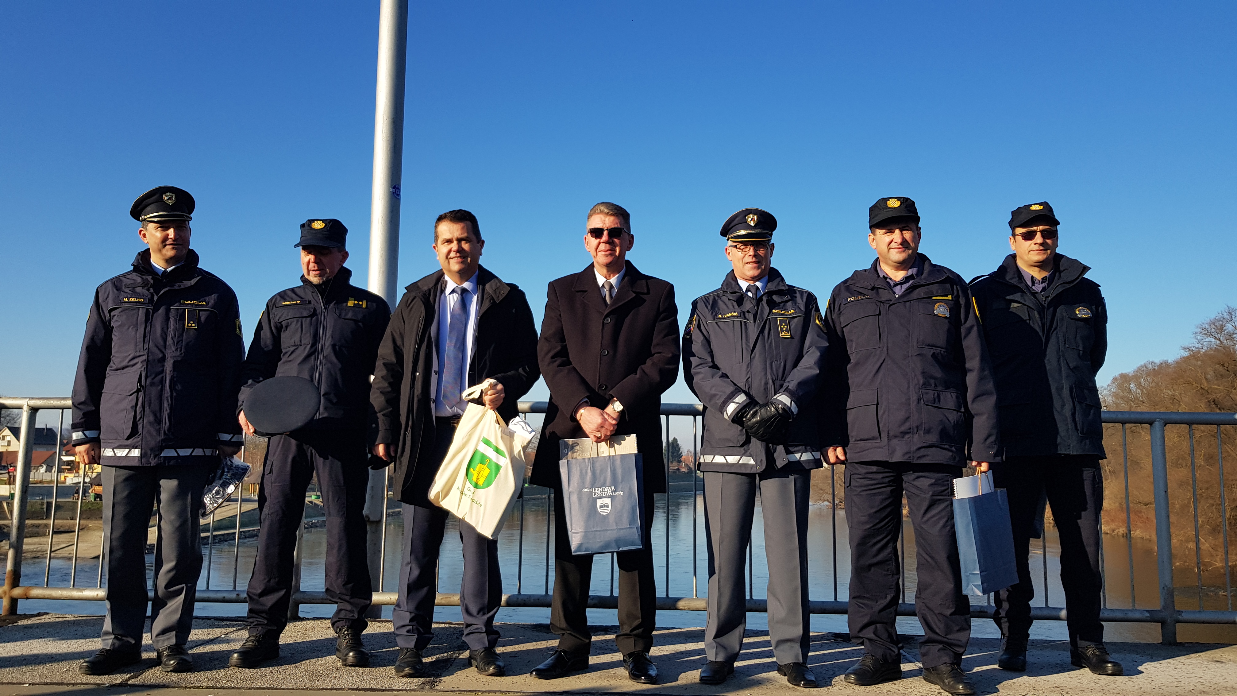 FOTO Tradicionalni susret hrvatske i slovenske policije na mostu preko rijeke Mure