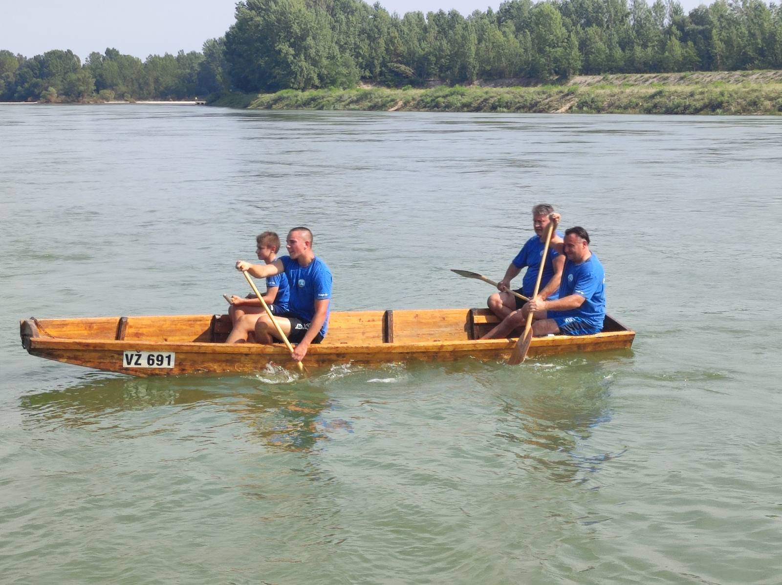 FOTO Pobjednici natjecanja u ekipnom veslanju dravskim čamcima su ekipe ‘Royal transport’ i ‘Fljojsarice’ FOTO Pobjednici natjecanja u ekipnom veslanju dravskim čamcima su ekipe ‘Royal transport’ i ‘Fljojsarice’