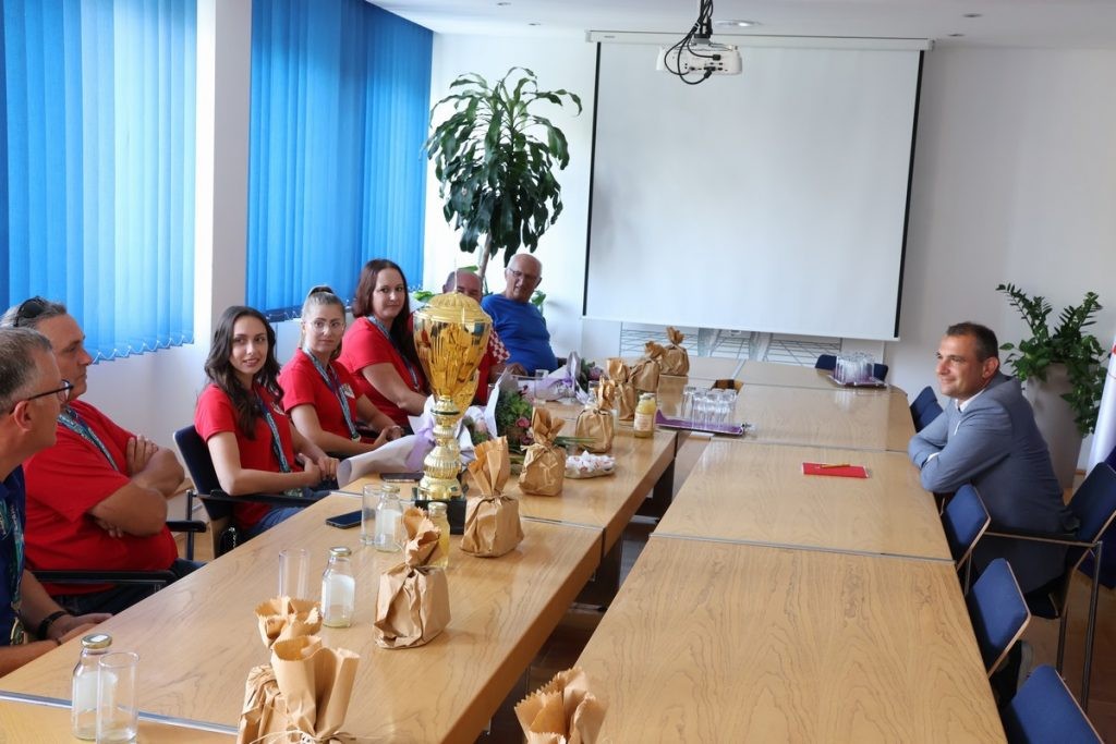 PRIJEM U ŽUPANIJI Najbolje svjetske ribolovkinje Sara Strbad, Marijana Mutak i Sanja Oreški kod župana Posavca