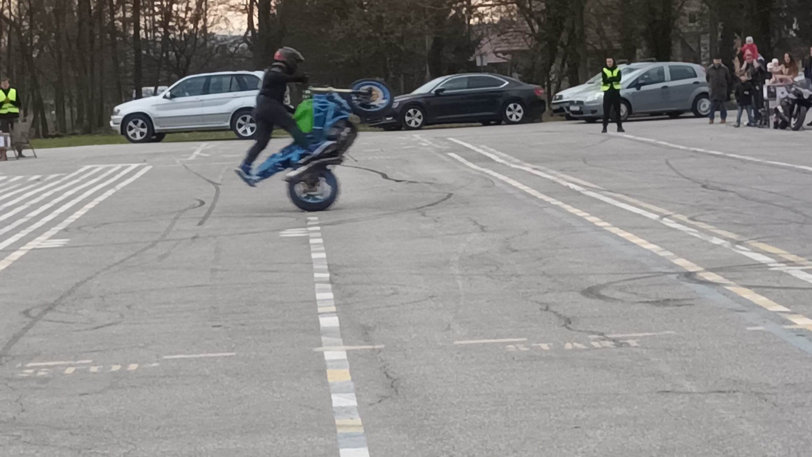 FOTO I VIDEO Akrobacije na motorima za malenu Lavu