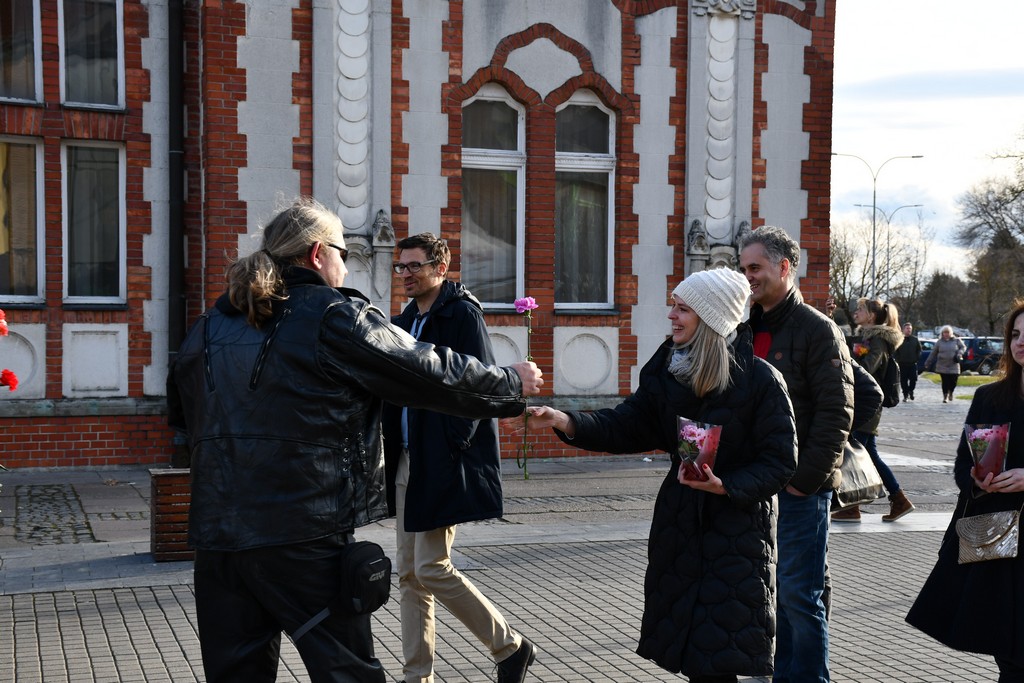 Free riders Pikač u centru Čakovca podjelom karanfila obradovali brojne žene