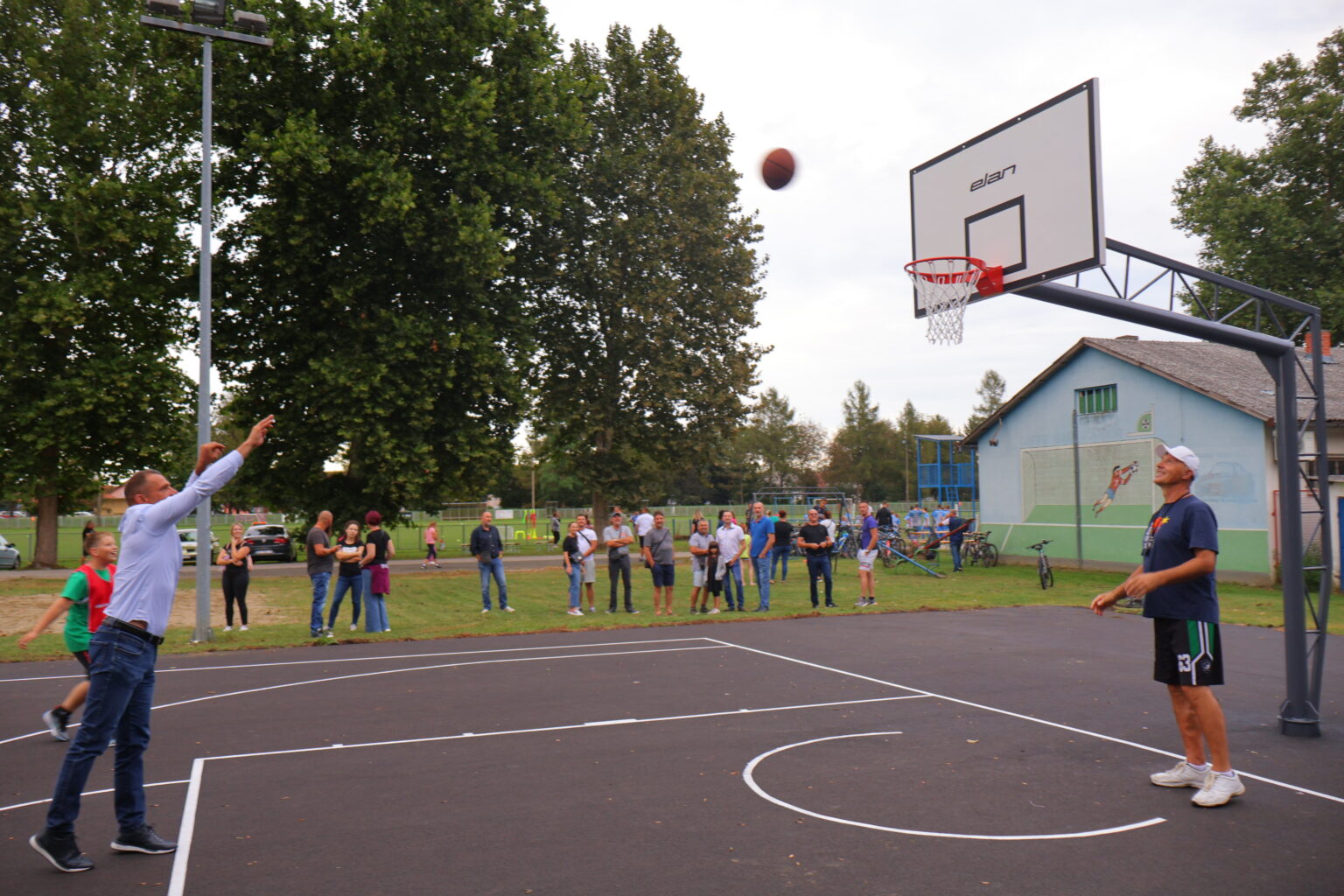 VESELJE ZA NAJMLAĐE Uređeno košarkaško igralište u Ivanovcu