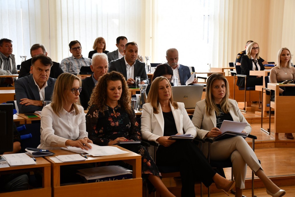 CENTRALIZACIJA BOLNICA Međimurska županija traži ocjenu ustavnosti zakona kojima osnivačka prava nad bolnicama preuzima država CENTRALIZACIJA BOLNICA Međimurska županija traži ocjenu ustavnosti zakona kojima osnivačka prava nad bolnicama preuzima država