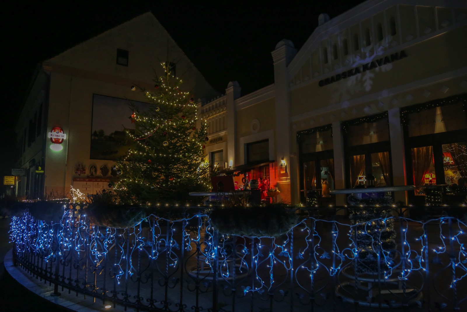 Upaljena prva adventska svijeća u Čakovcu: Predivna rasvjeta zasjala gradom