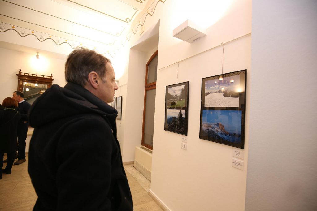 2770828610214156382600505128564