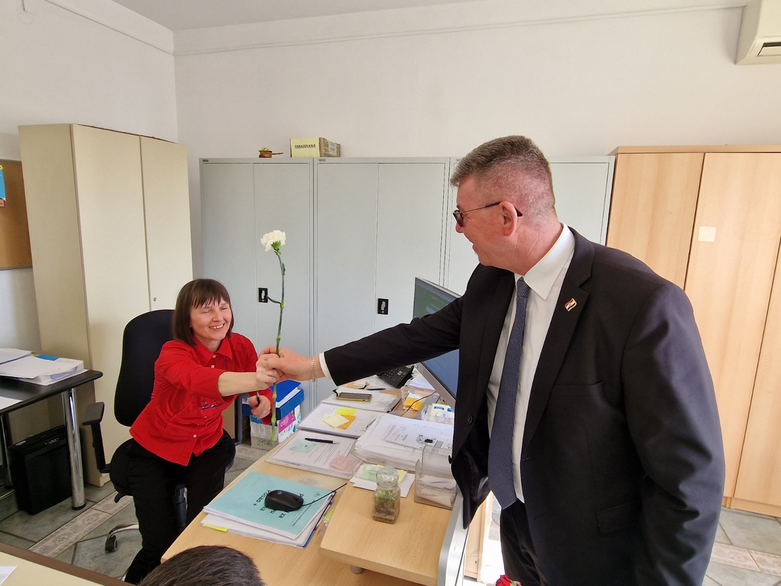 Gradonačelnik Dražen Srpak darivao žene na njihovim radnim mjestima