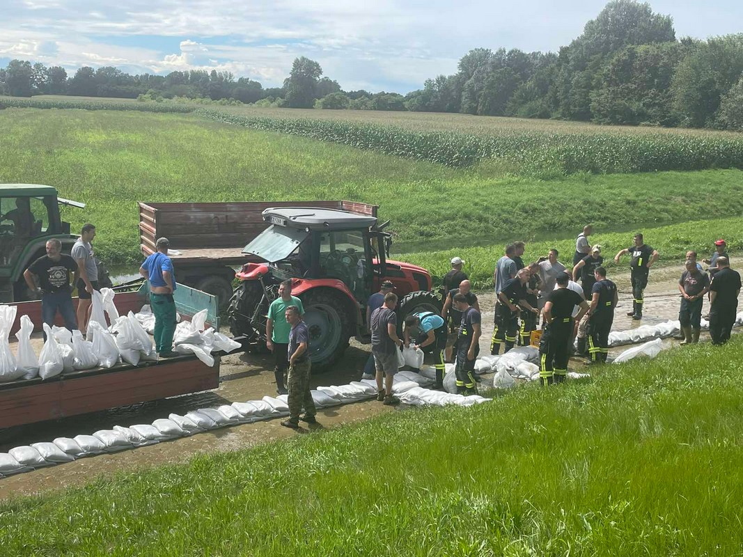 PRAVA AKCIJA U KOTORIBI Mještani raspoređuju vreće s pijeskom i spašavaju mjesto od prodora vode