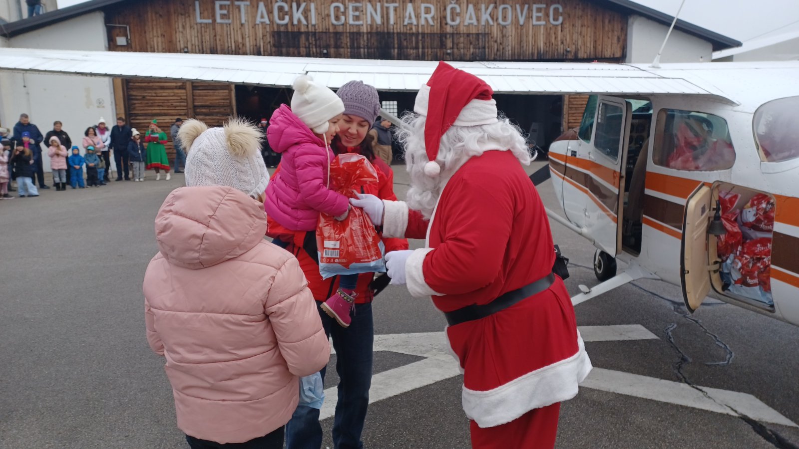 FOTO/VIDEO Djedu Božićnjaku na putu za Pribislavec pokvarile se saonice, no pronašao je rješenje – stigao avionom FOTO/VIDEO Djedu Božićnjaku na putu za Pribislavec pokvarile se saonice, no pronašao je rješenje – stigao avionom