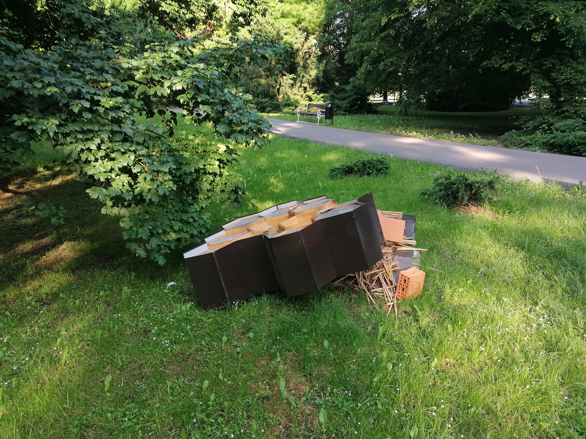 Uništen hotel za kukce