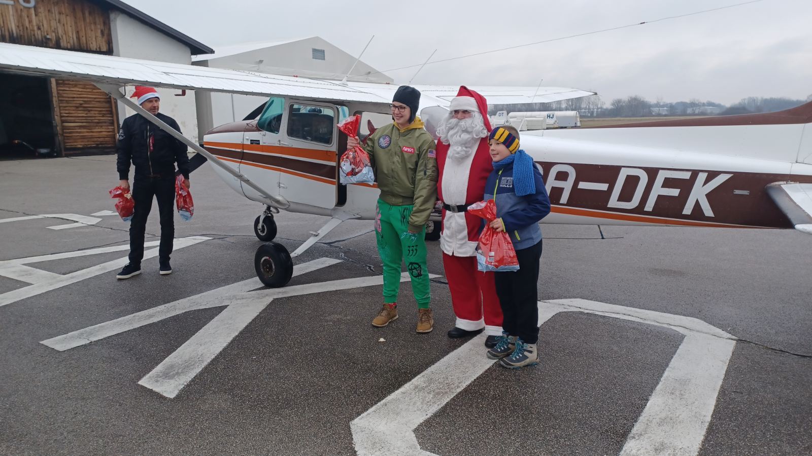 FOTO/VIDEO Djedu Božićnjaku na putu za Pribislavec pokvarile se saonice, no pronašao je rješenje – stigao avionom FOTO/VIDEO Djedu Božićnjaku na putu za Pribislavec pokvarile se saonice, no pronašao je rješenje – stigao avionom