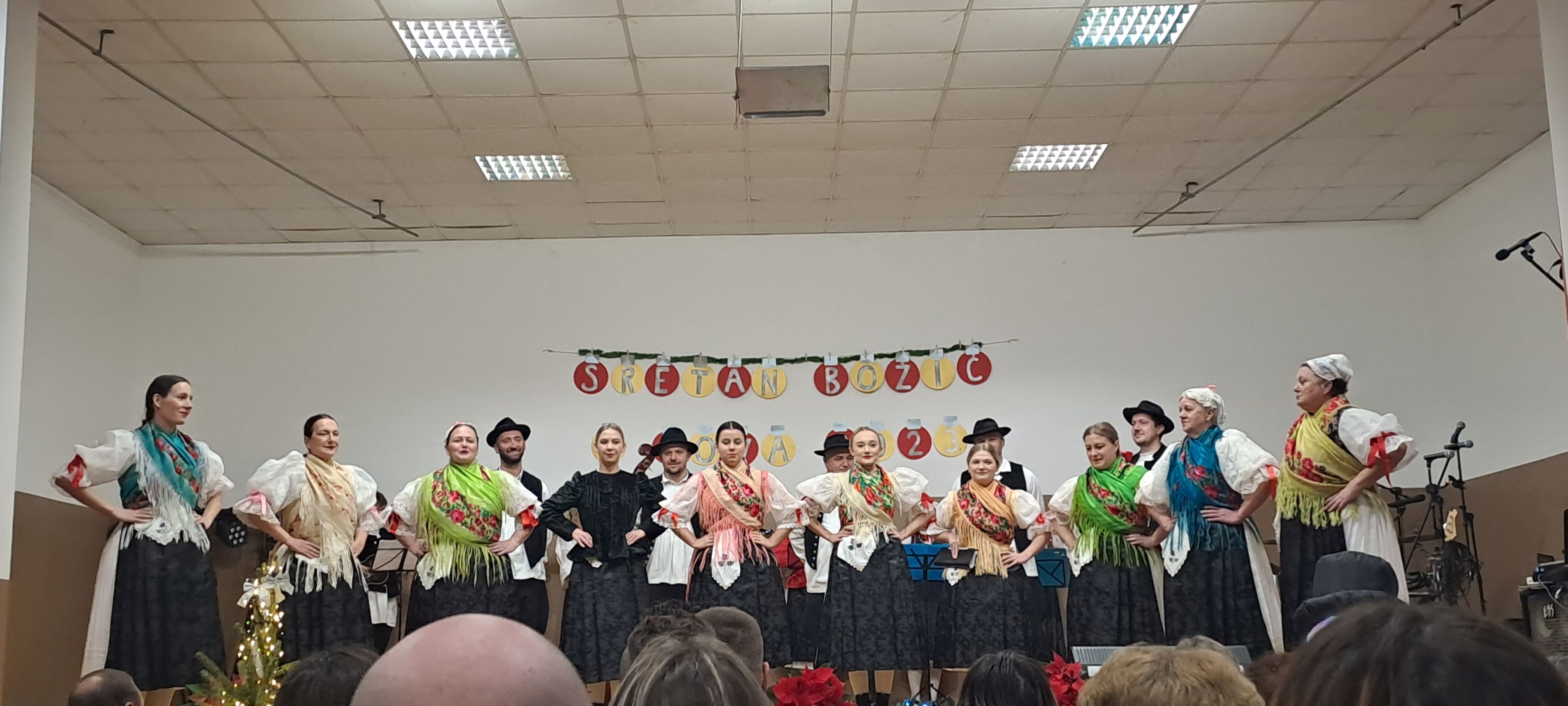 ŠTEFANJSKA PRIREDBA Pred punom dvoranom Društvenog doma KUD Fijolica organizirao tradicionalnu priredbu