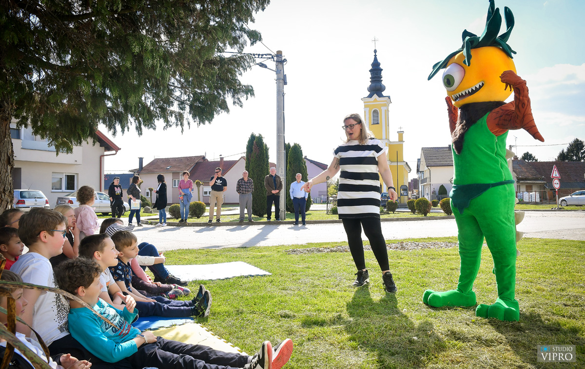 Mala slobodna knjižnica u Oporovcu