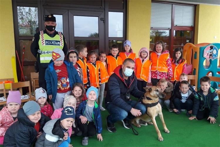 FOTO Policijski pas Atari oduševio klince u dječjim vrtićima na području Grada Preloga