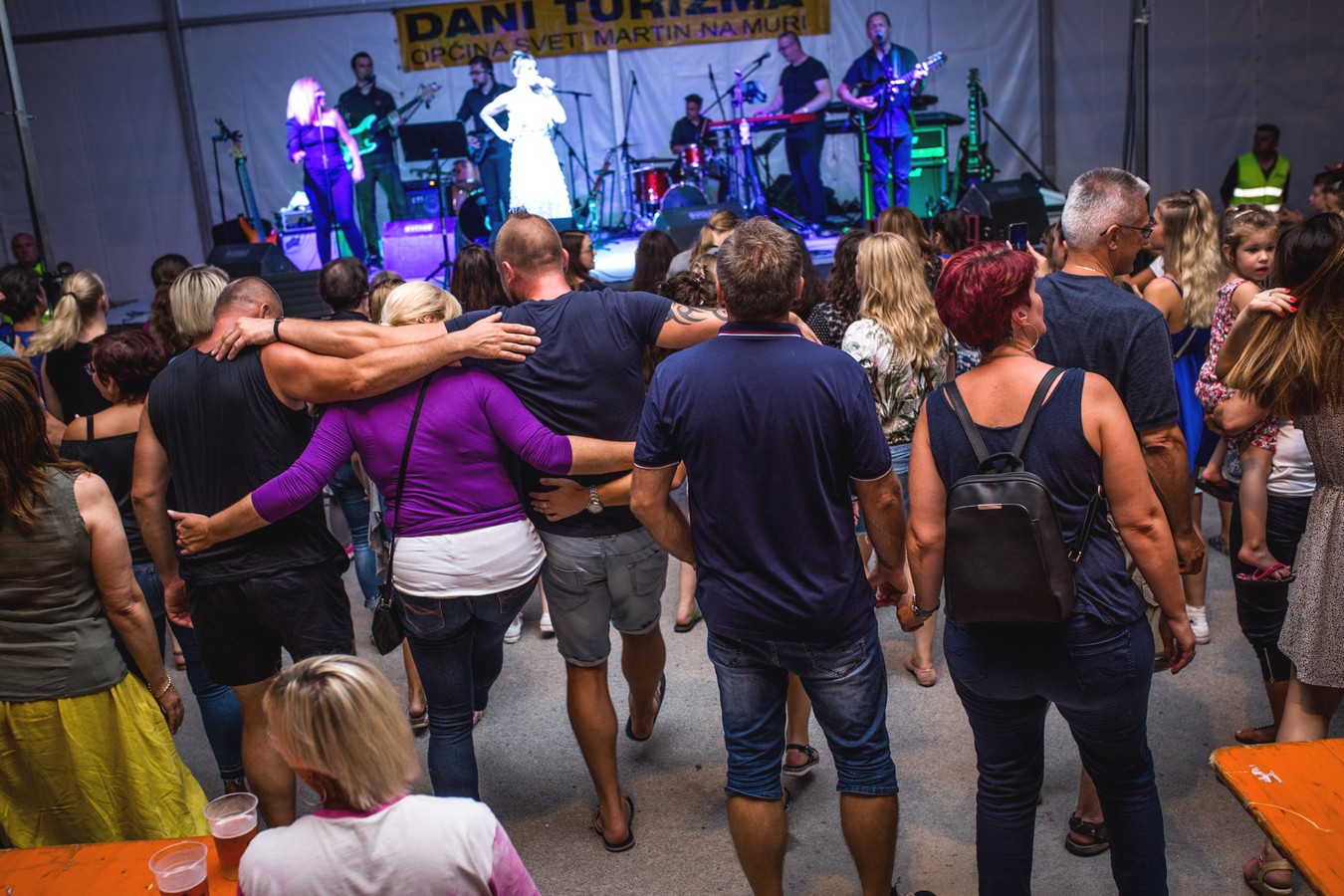 Danijela Martinović zabavljala publiku ispod šatora u Svetom Martinu na Muri