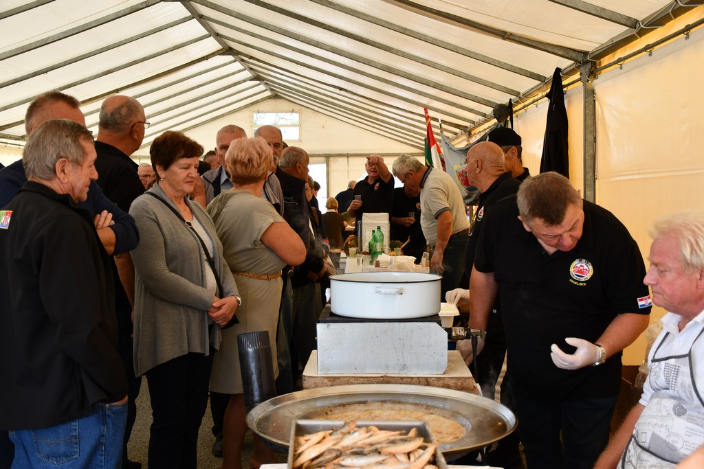PROSLAVA JESENI Brojni zaljubljenici u kulturnu baštinu i tradiciju našega kraja okupili se na Danima zahvalnosti za plodove zemlje PROSLAVA JESENI Brojni zaljubljenici u kulturnu baštinu i tradiciju našega kraja okupili se na Danima zahvalnosti za plodove zemlje