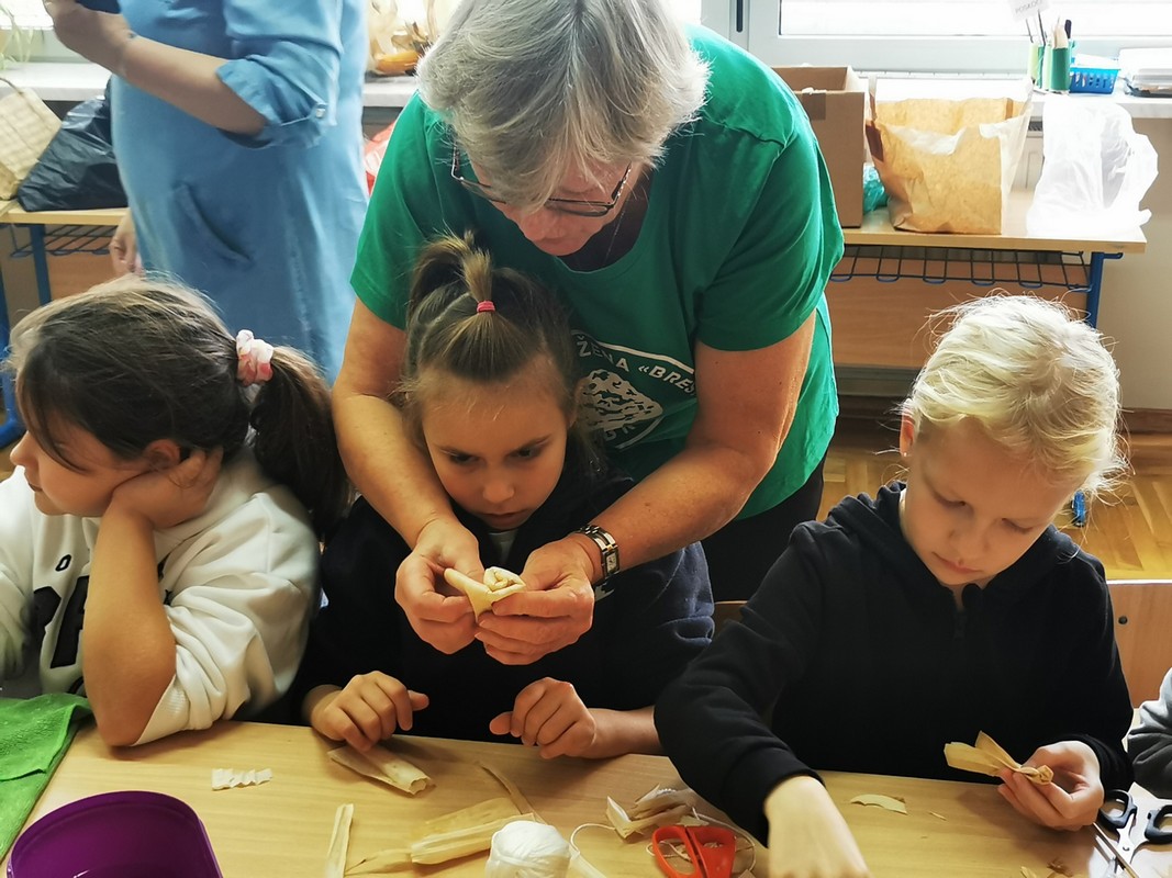 RAD S KOMUŠINOM Učenici OŠ Tomaša Goričanca su uz pomoć Udruge žena ‘Brest’ imali pravu malu eko kreativnu radionicu RAD S KOMUŠINOM Učenici OŠ Tomaša Goričanca su uz pomoć Udruge žena ‘Brest’ imali pravu malu eko kreativnu radionicu