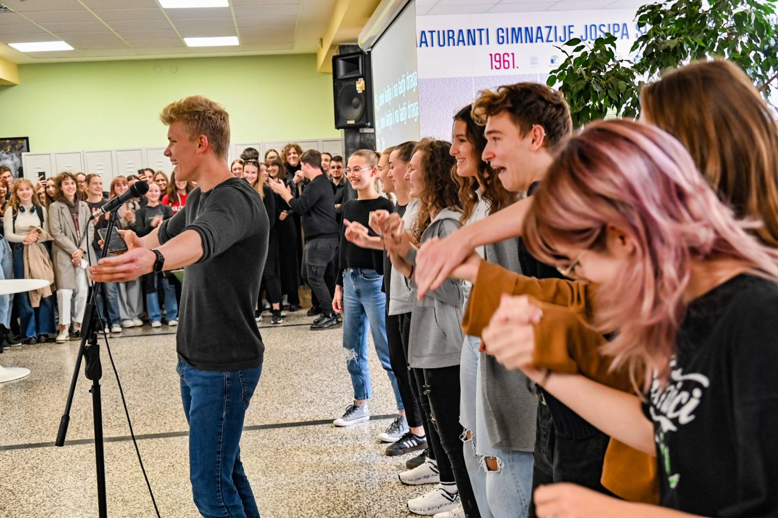 Raspjevani petak u čakovečkoj Gimnaziji – održan školski karaoke show!