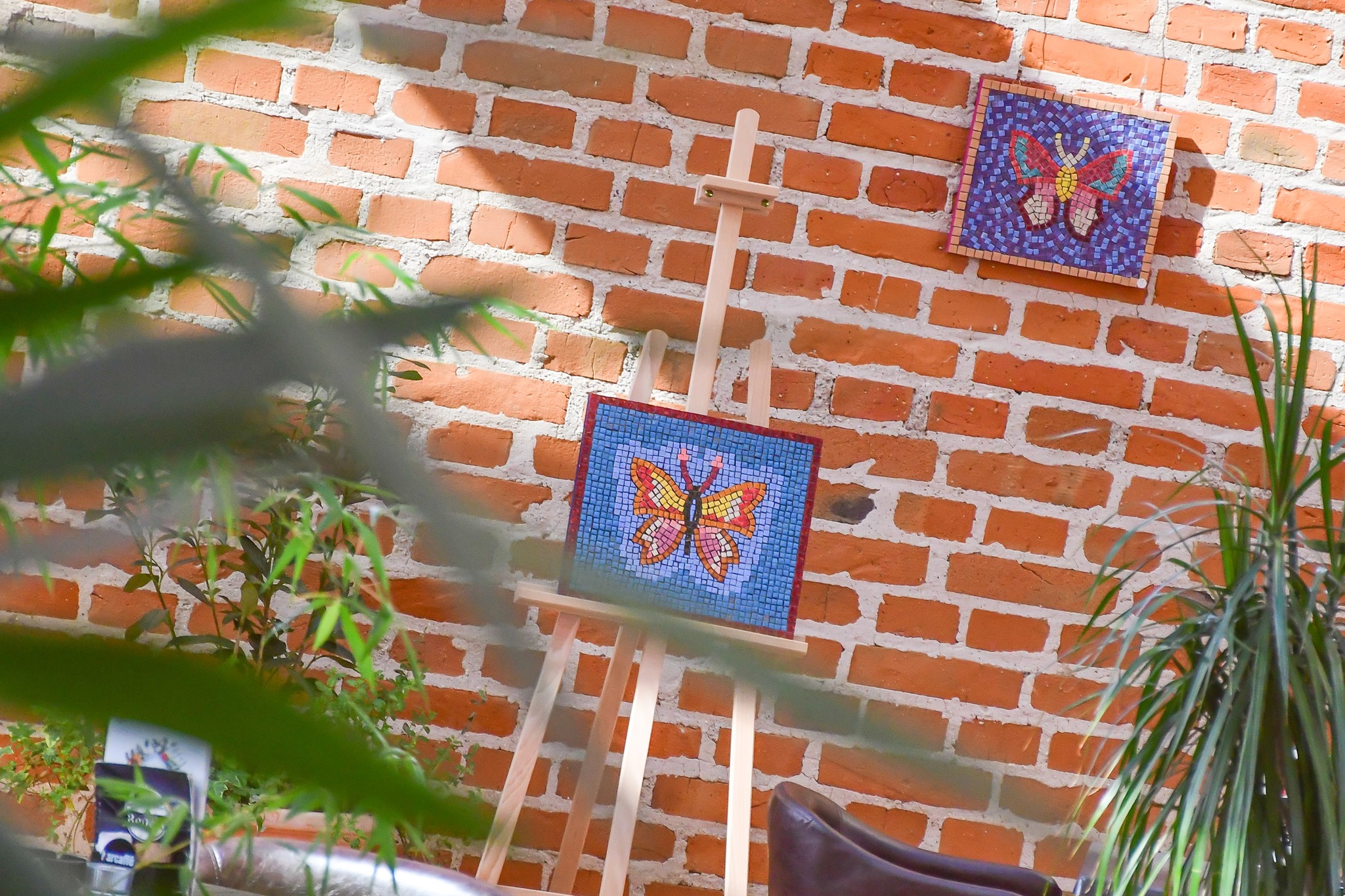 SAMOSTALNA IZLOŽBA Branko Baksa svojim je mozaik leptirima uljepšao prostor kafića Bedem SAMOSTALNA IZLOŽBA Branko Baksa svojim je mozaik leptirima uljepšao prostor kafića Bedem