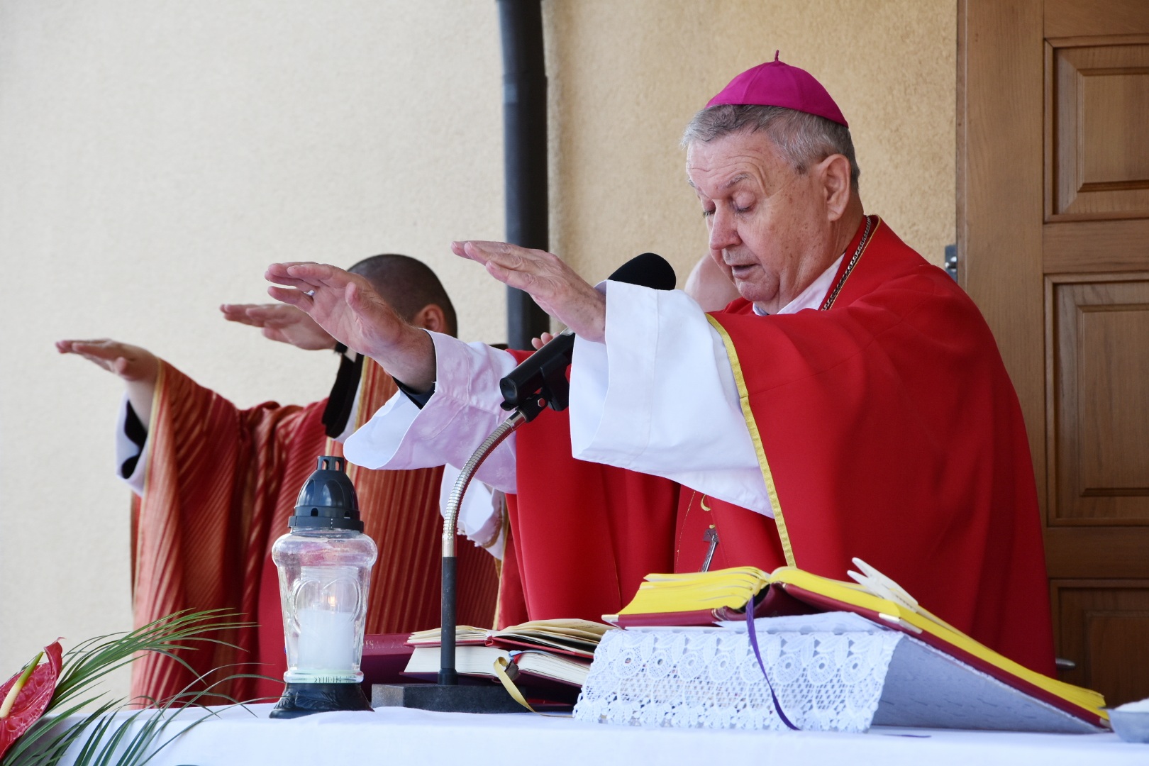 Sveta potvrda u Orehovici: Krizmanicima sakrament podijelio biskup u miru mons. Josip Mrzljak Sveta potvrda u Orehovici: Krizmanicima sakrament podijelio biskup u miru mons. Josip Mrzljak