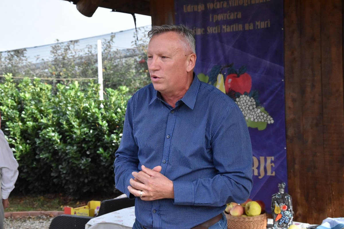 FOTO Ukusne i zdrave jabuke, zakuska i zabavni program za posjetitelje Izložbe starih i novijih sorti jabuka FOTO Ukusne i zdrave jabuke, zakuska i zabavni program za posjetitelje Izložbe starih i novijih sorti jabuka