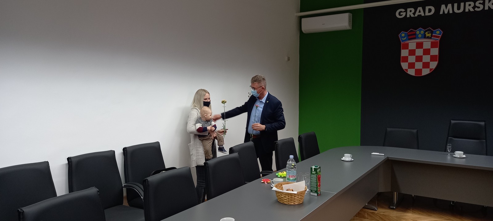 NA MAJČIN DAN Nakon svete mise, Grad Mursko Središće prigodno je darovao majke karanfilima