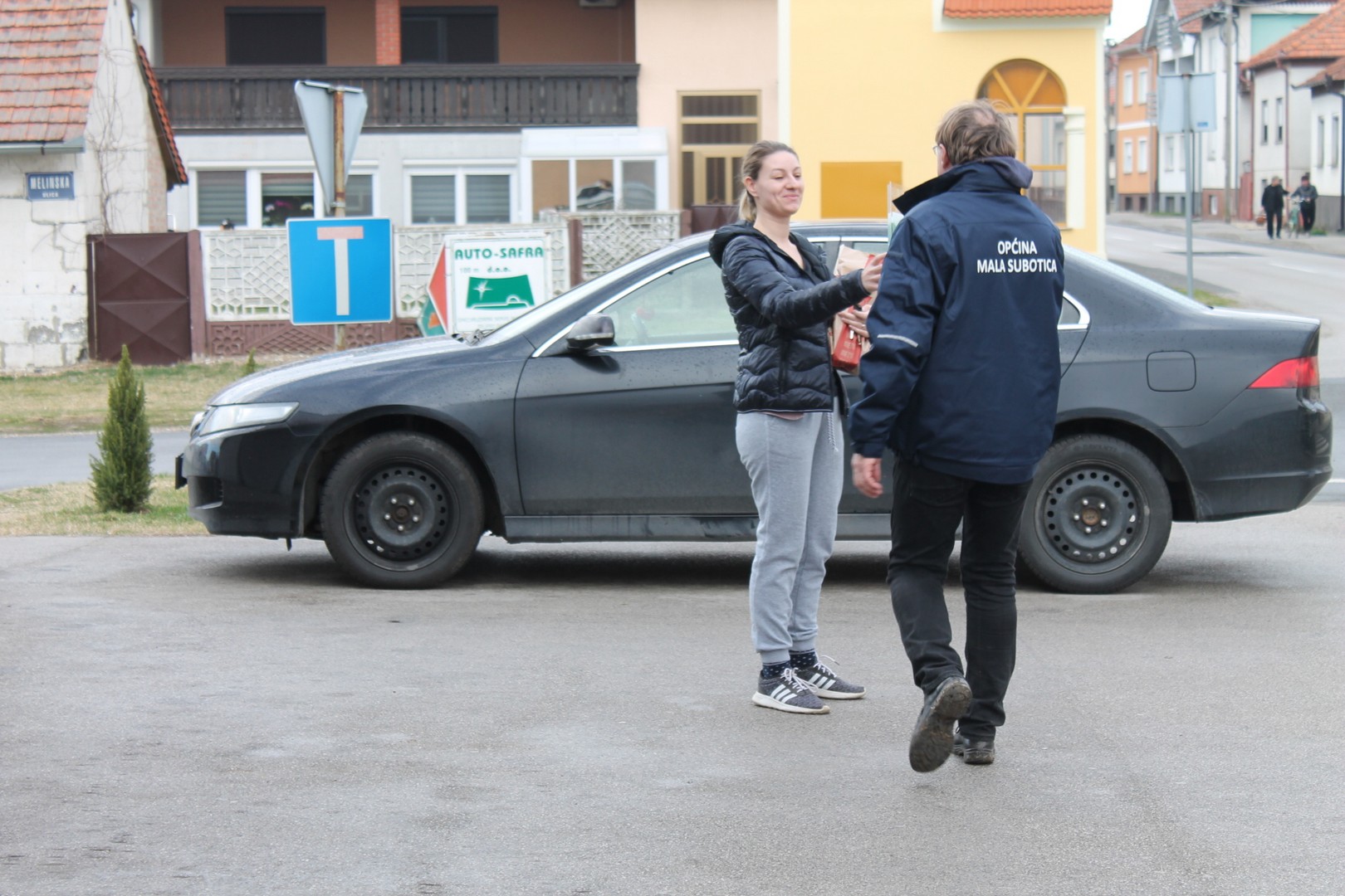 Komunalni radnici Općine damama dijelili cvijeće povodom Dana žena