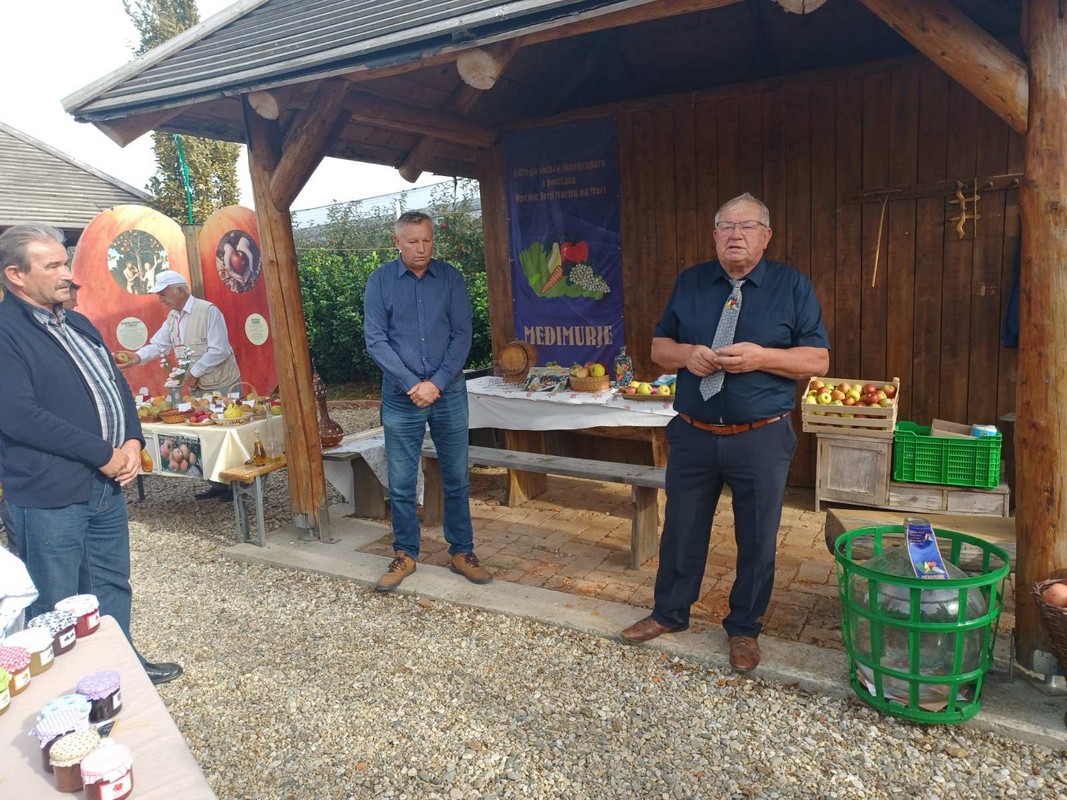 FOTO Ukusne i zdrave jabuke, zakuska i zabavni program za posjetitelje Izložbe starih i novijih sorti jabuka FOTO Ukusne i zdrave jabuke, zakuska i zabavni program za posjetitelje Izložbe starih i novijih sorti jabuka