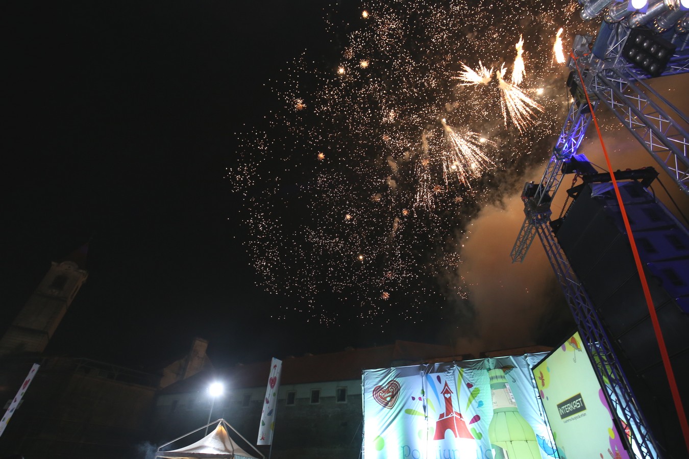 Popularna Jelena Rozga hitovima raspjevala posjetitelje Porcijunkulova