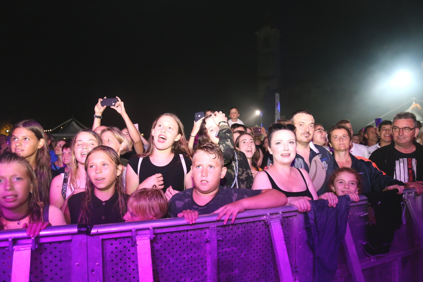 Popularna Jelena Rozga hitovima raspjevala posjetitelje Porcijunkulova