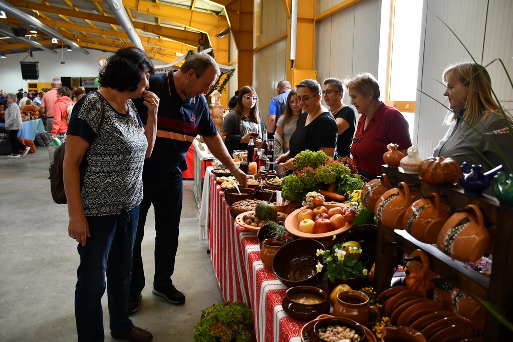 PROSLAVA JESENI Brojni zaljubljenici u kulturnu baštinu i tradiciju našega kraja okupili se na Danima zahvalnosti za plodove zemlje PROSLAVA JESENI Brojni zaljubljenici u kulturnu baštinu i tradiciju našega kraja okupili se na Danima zahvalnosti za plodove zemlje