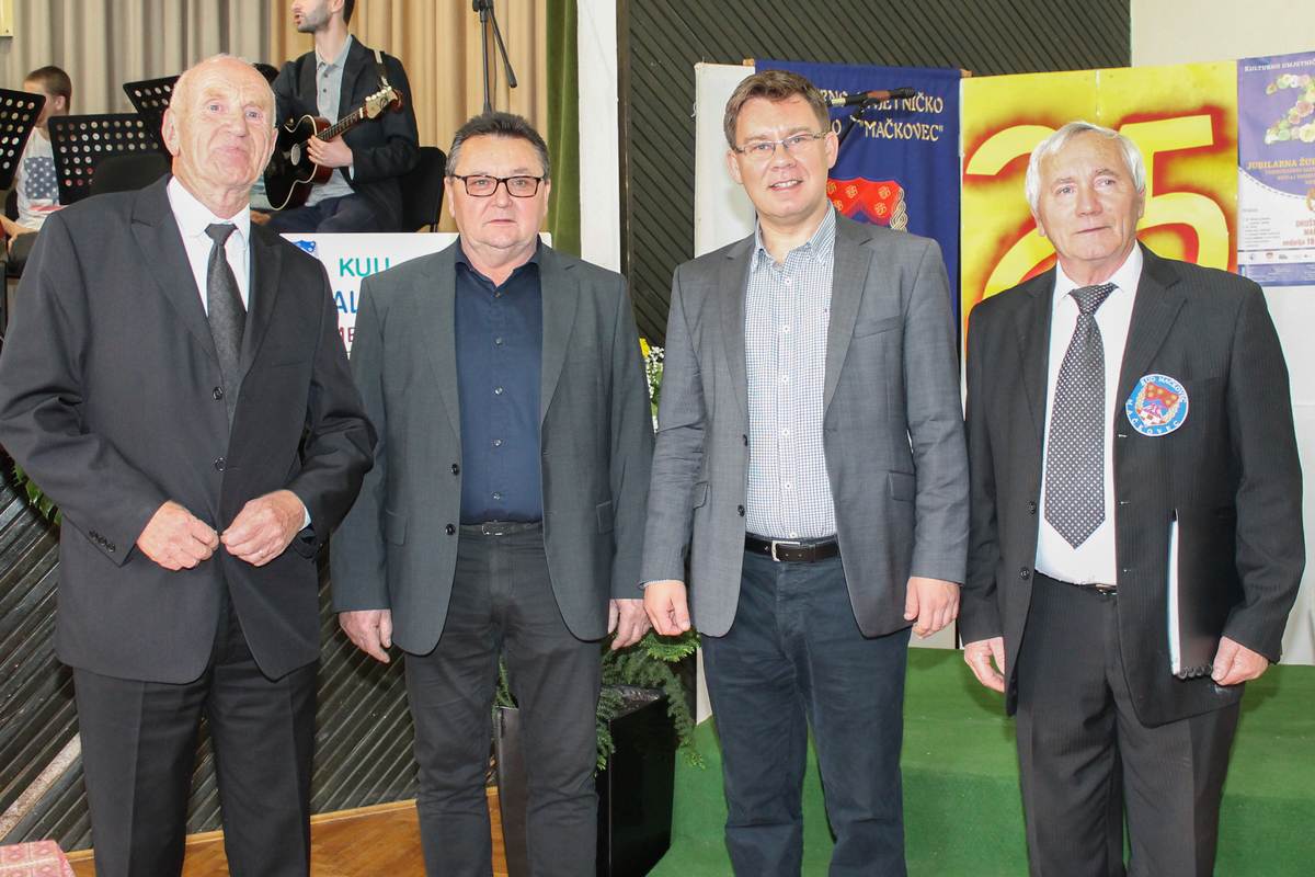 Županijsku smotra tamburaških sastava i kulturno umjetničkih društava u Mačkovcu