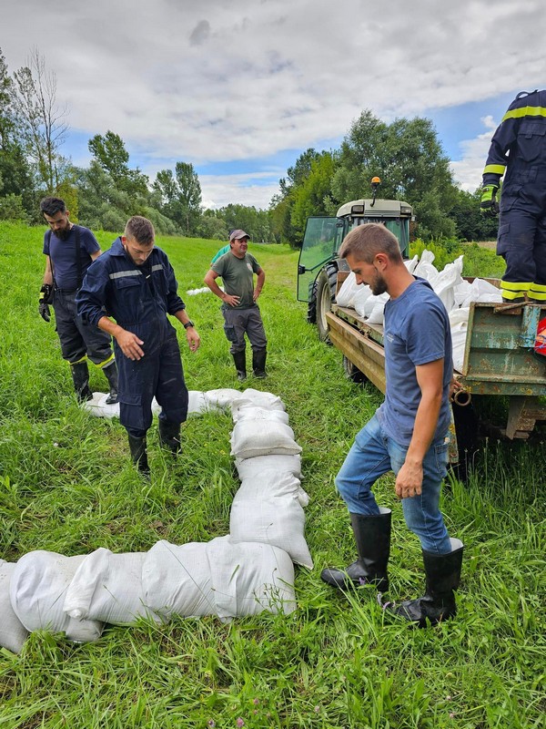 FOTO Napravljen je obilazak cijelog nasipa i dalje nema opasnosti za Goričan FOTO Napravljen je obilazak cijelog nasipa i dalje nema opasnosti za Goričan